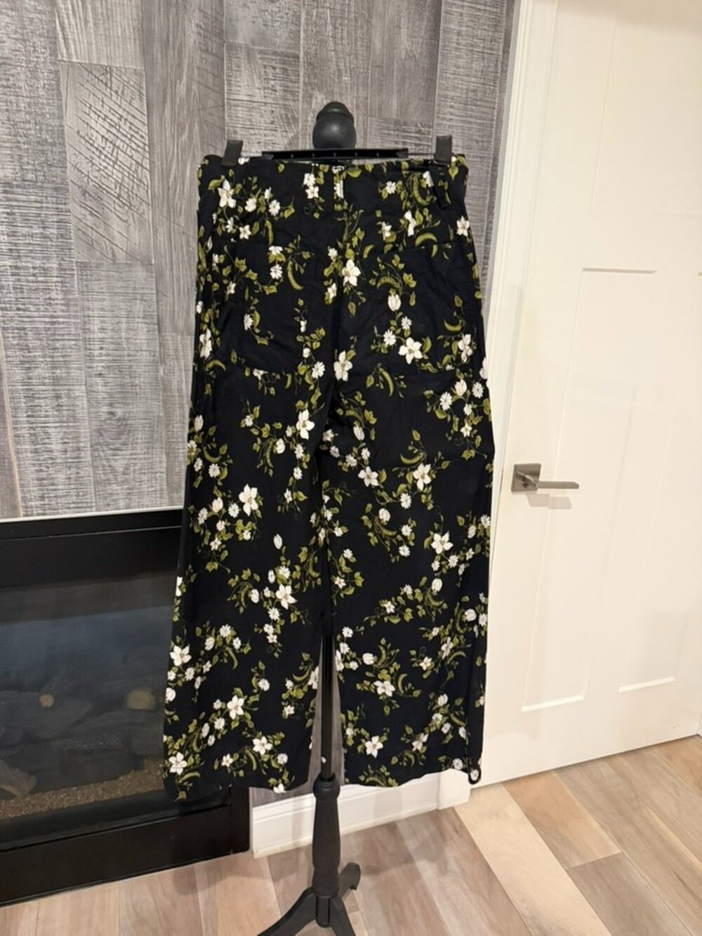 Maeve The Colette Floral Wide-Leg Cropped Pants Size 26 - Black. (Anthropologie) - Picture 2 of 3
